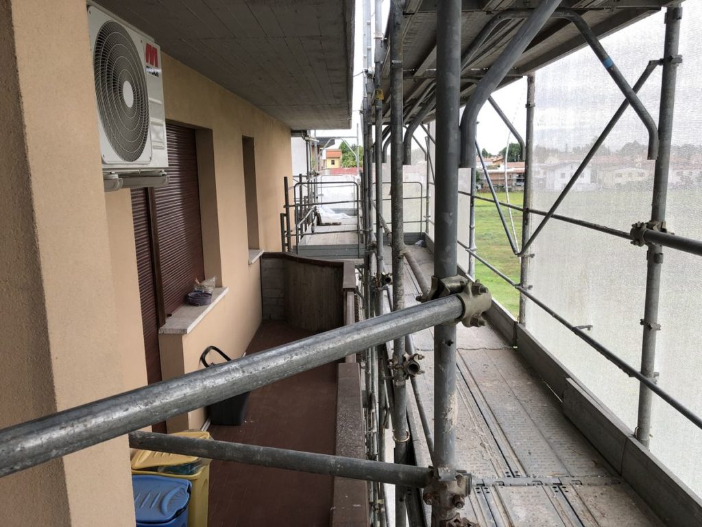 vista di balcone con ponteggio