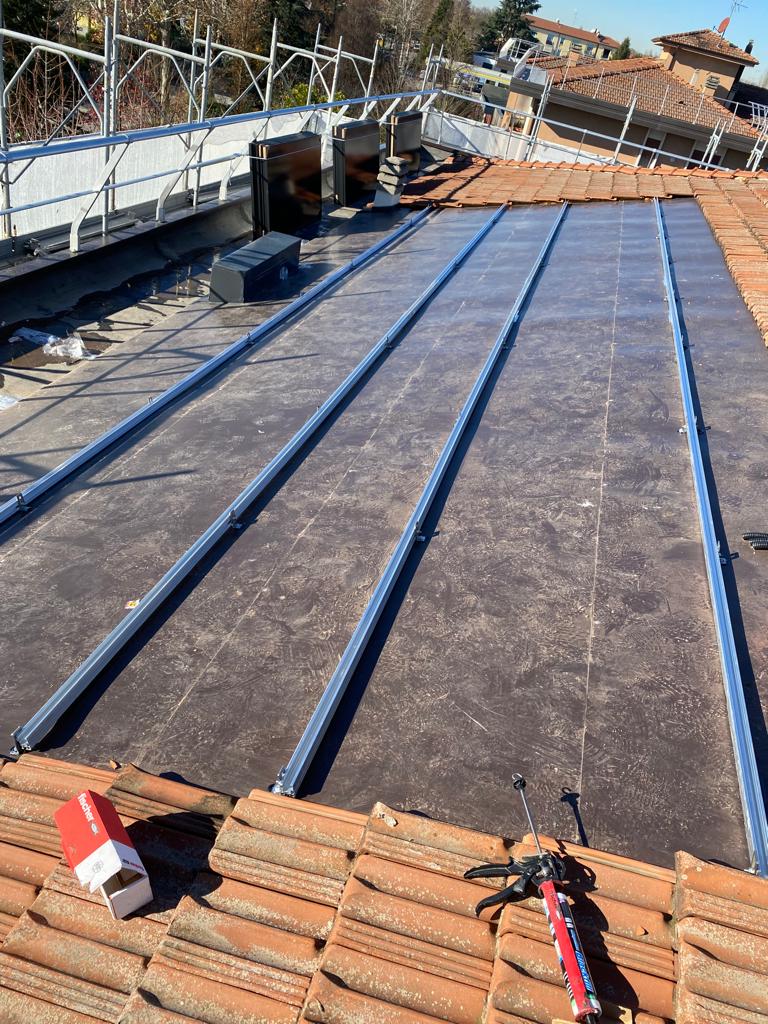 montaggio agganci per pannelli fotovoltaici