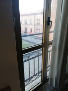 porta finestra Caserma Mameli prima dell'intervento
