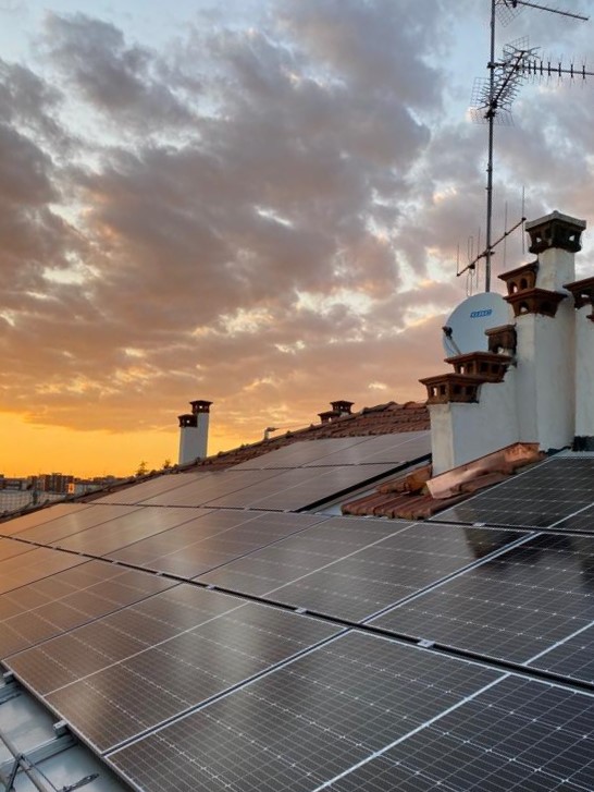 vista impianto fotovoltaico sul tetto al tramonto