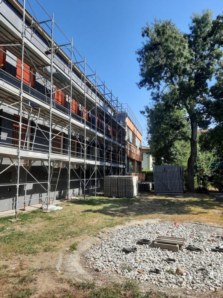 Ponteggio per isolamento termico della Scuola